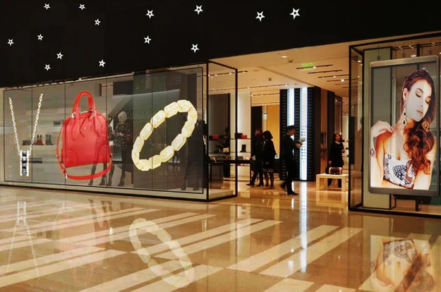 Transparent na LED Screen kumpara sa Tradisyunal na LED Display